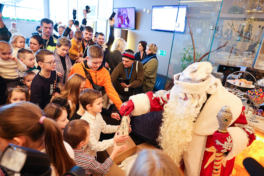 На импортозамещенных крыльях: в Калининград прилетели Дед Мороз и Снегурочка (фото)