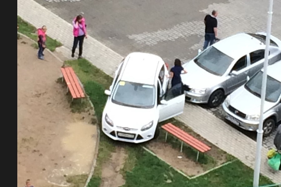 В Калининграде девушка-водитель перепутала педали и заехала на детскую площадку (фото)