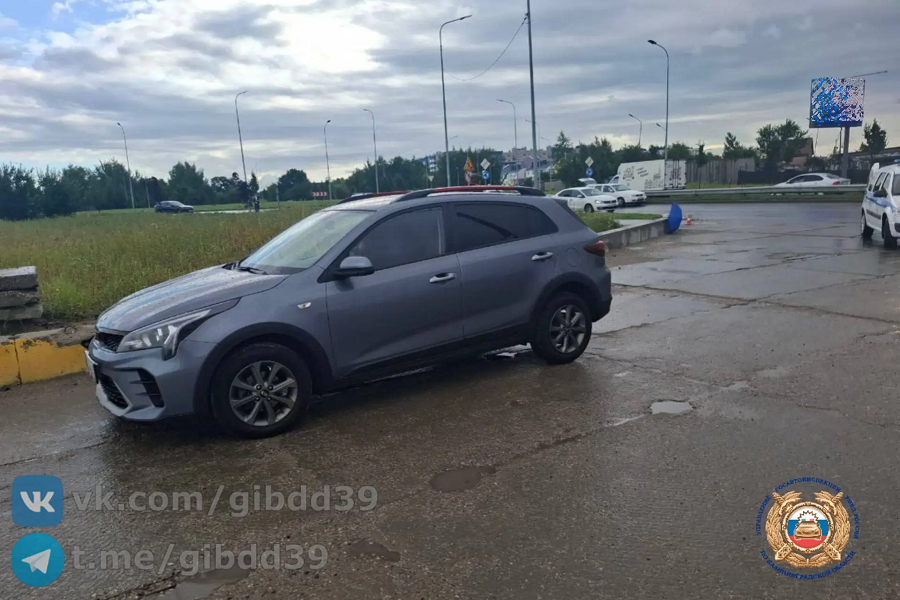 В Калининграде водитель легкового авто сбил на тротуаре пешехода