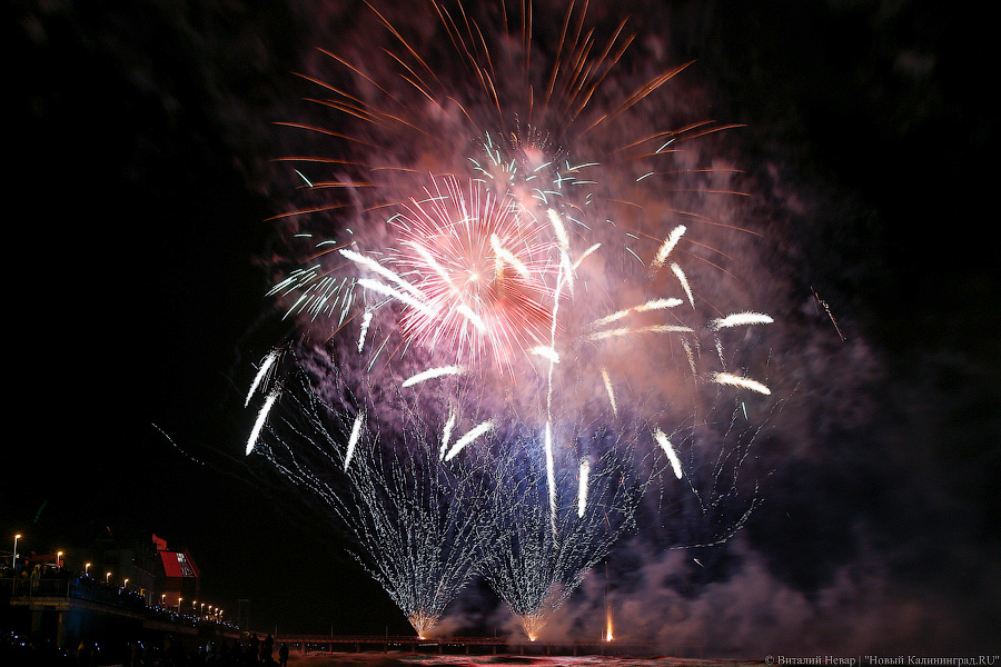 Небо, море и огни: в Зеленоградске стартовал чемпионат фейерверков