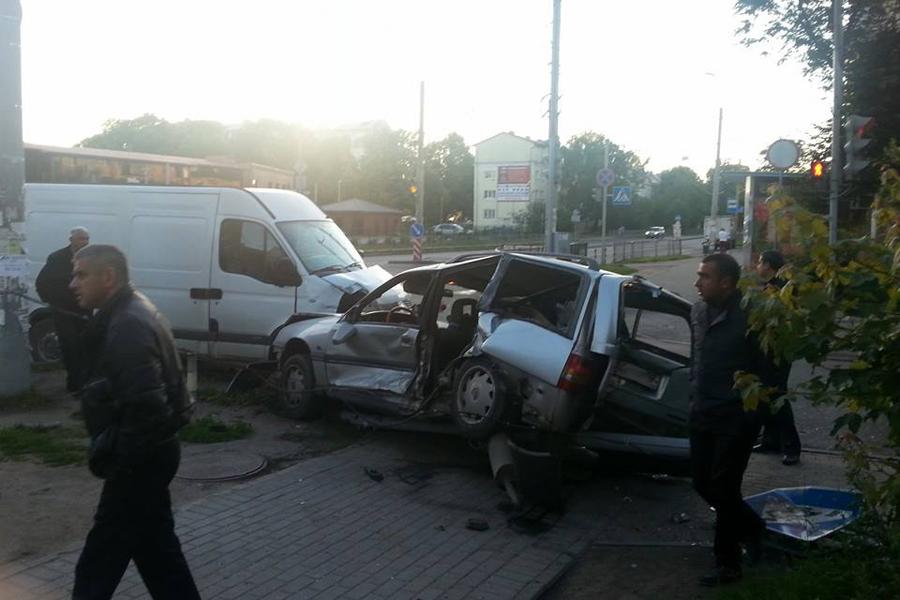 В Калининграде такси врезалось в микроавтобус (фото, дополнено)