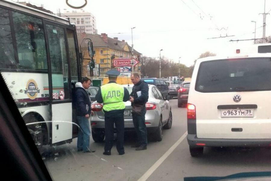 На Московском проспекте столкнулись автобус и «Рено» (фото)