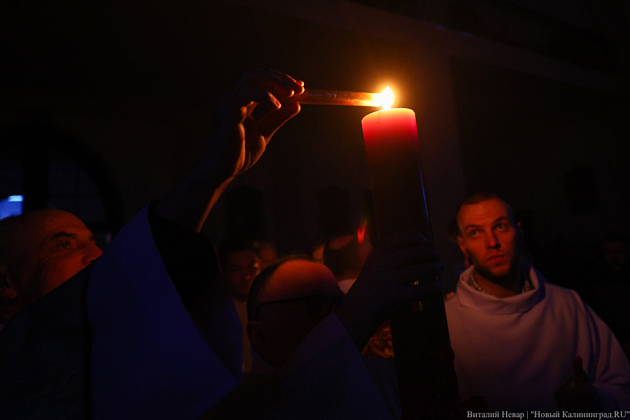 Огонь и вера: пасхальное богослужение в католическом приходе Святого Адальберта (фото)