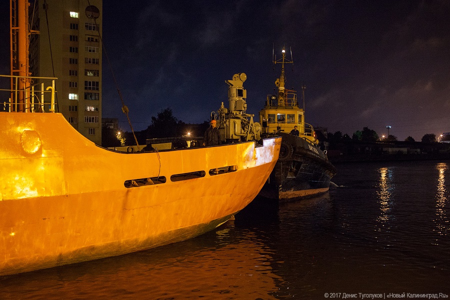 Единственный в России: в Калининград доставили уникальный плавучий маяк