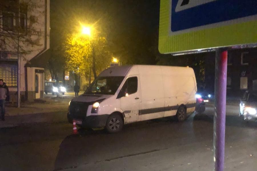 На Батальной микроавтобус сбил женщину (фото)