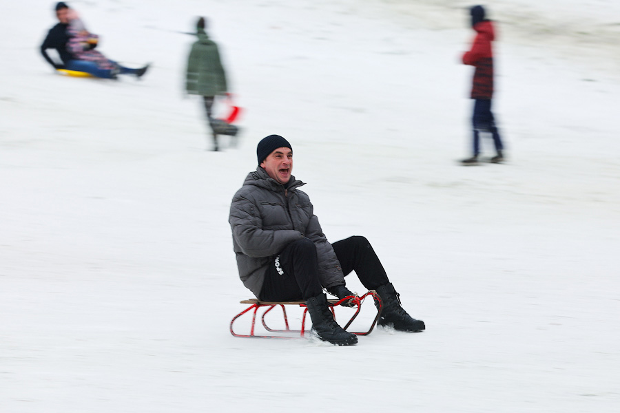 Полет на санках: как в Центральном парке Калининграда с горки катаются (фото)
