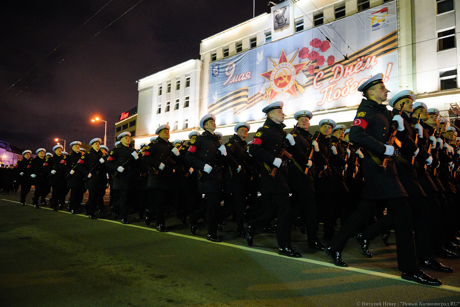 Вечерний марш: в Калининграде прошла репетиция парада Победы (фото)