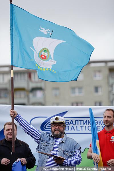 С флагом через всю страну: стартовал автоэкспопробег Калининград-Владивосток