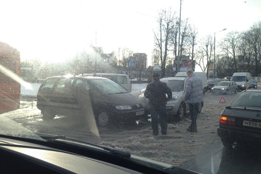 Из-за ДТП на ул. А. Невского собирается пробка в сторону выезда (фото)