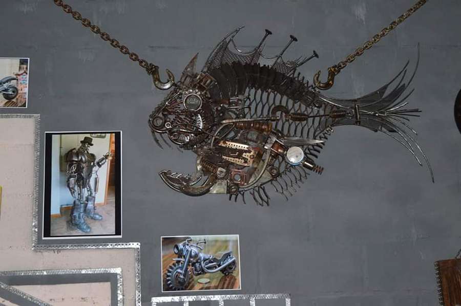 В Гвардейске открыли арт-пространство со скульптурами из автомобильных запчастей (фото)