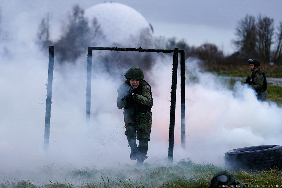 В условиях, приближенных к боевым: тренировка морпехов на психологической полосе препятствий
