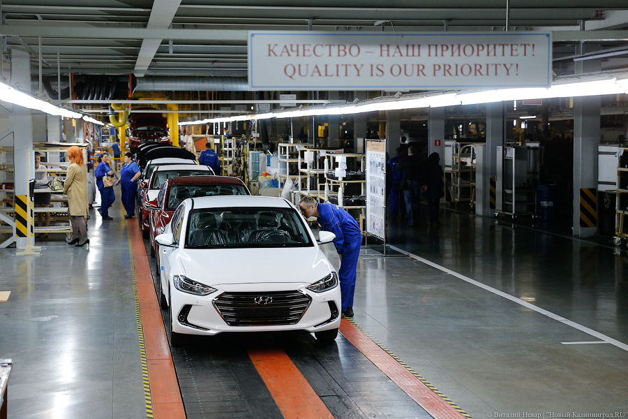 Продажи автомобилей в России в январе снизились на 63,1%