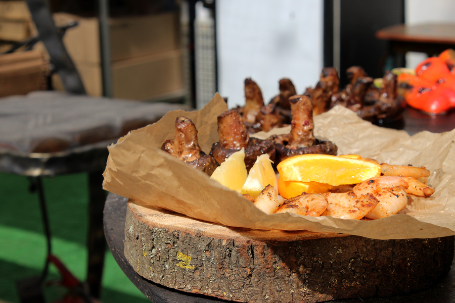 Ярмарка для метеоустойчивых: как прошло открытие гастрофестиваля на острове Канта (фото)