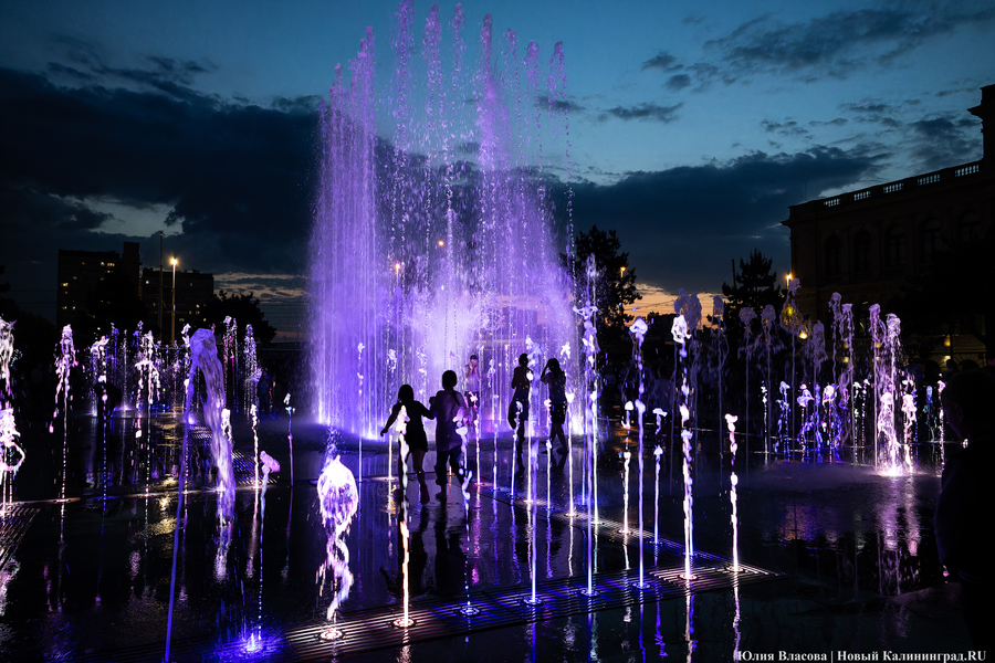 Огни, вода и гимн России: как работает «поющий» фонтан у Кёнигсбергской биржи (фото)