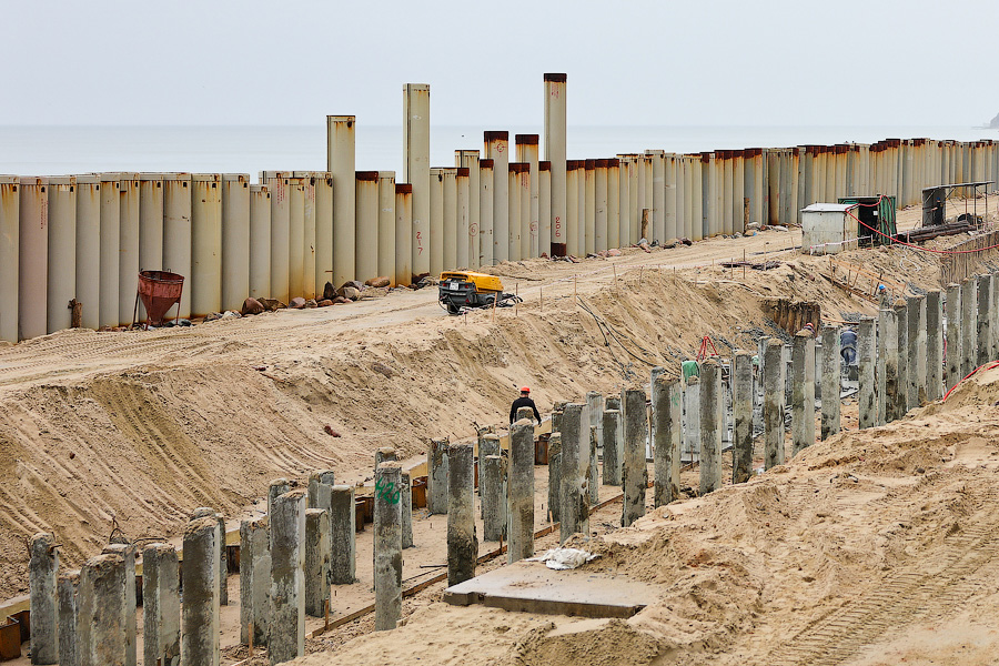 Вода, сваи, буны: что происходит в Светлогорске, где реконструируют старый променад (фото)