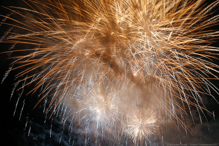 Небо, море и огни: в Зеленоградске стартовал чемпионат фейерверков