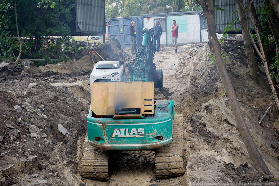 Около бывшей «Сказки» строители завалили глиной русло Паркового ручья (фото)