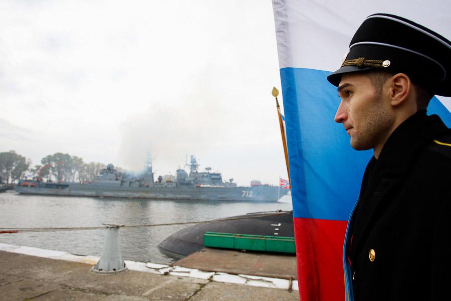 «Неустрашимый» со взбитыми сливками: боевой корабль вернулся из похода к берегам Сомали