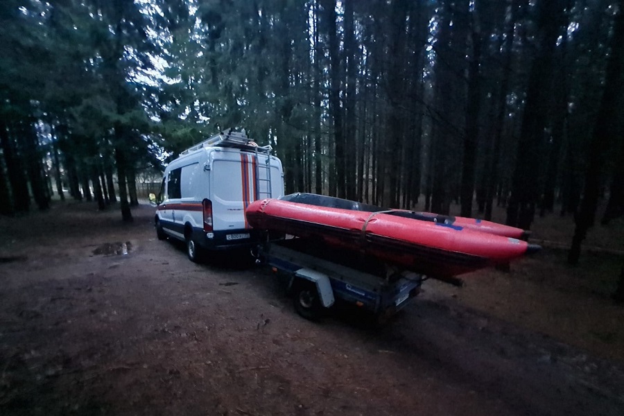 Один погиб, один пропал: в шторм в заливе перевернулась лодка с рыбаками