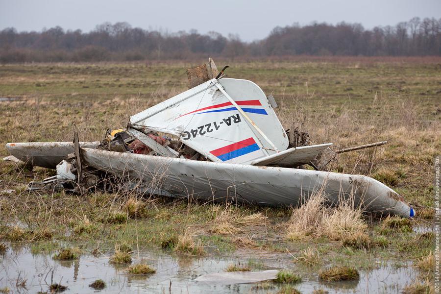 Крушение под Тельманово: фоторепортаж с места аварии легкомоторного самолета