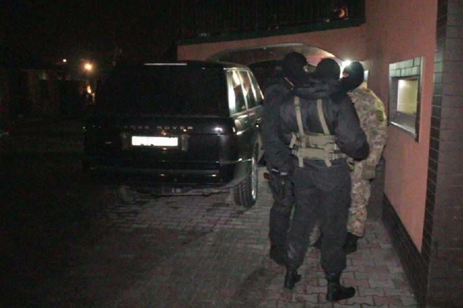 В Гурьевском районе полиция взяла штурмом особняк крупного наркодельца (фото)