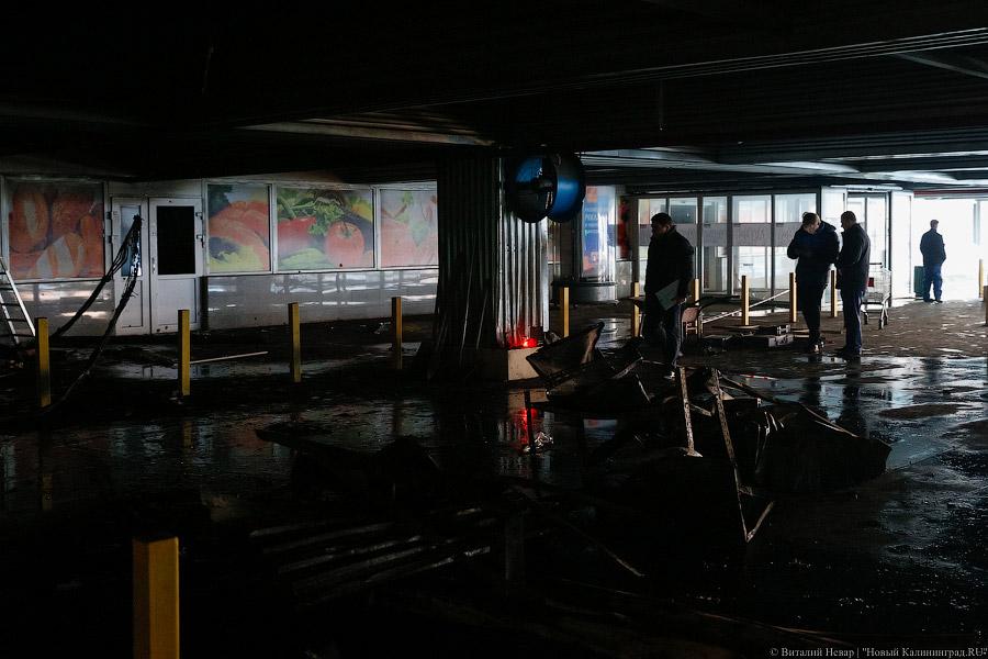 Цветы, гарь и копоть: пепелище пожара в торговом центре Калининграда (фото)