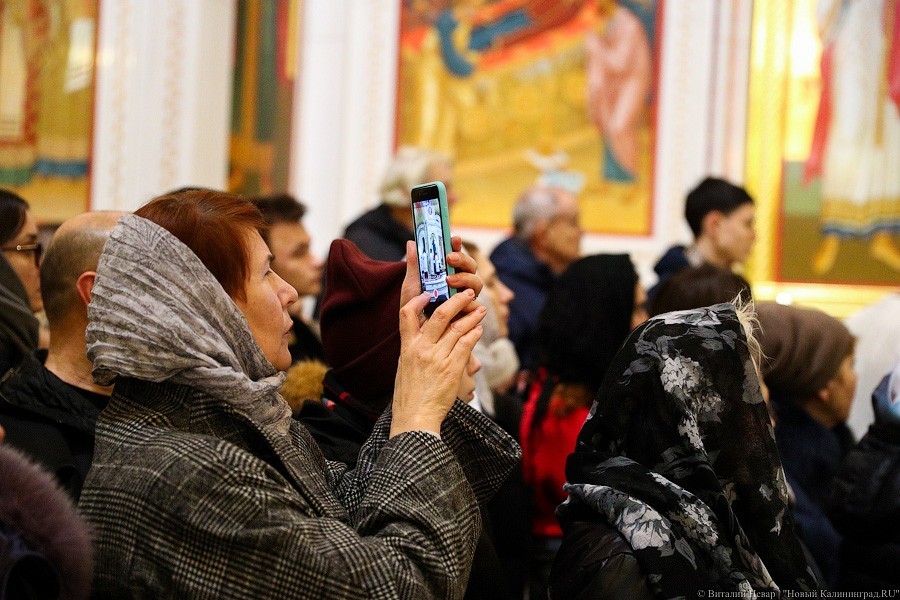 Смиренные взгляды: в соборе Христа Спасителя Калининграда встретили Рождество (фото)