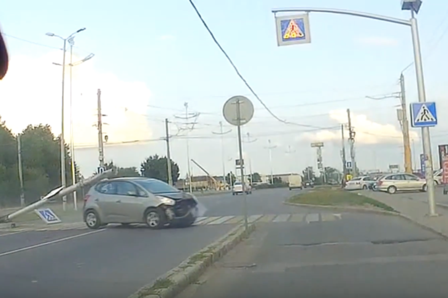 На Моспроспекте автомобиль снес опору с дорожными знаками (видео)