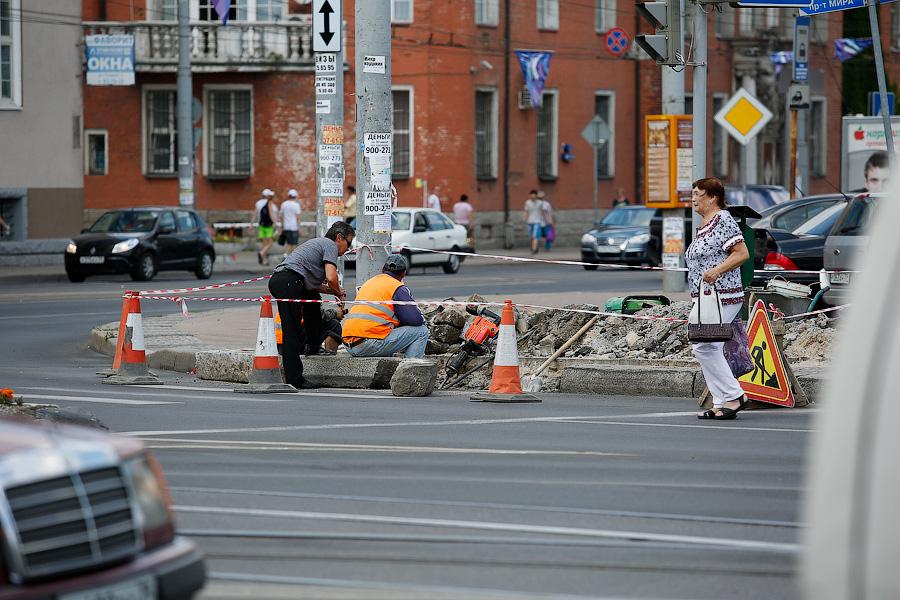На площади Победы по поручению Ярошука выкапывают бордюры (фото)