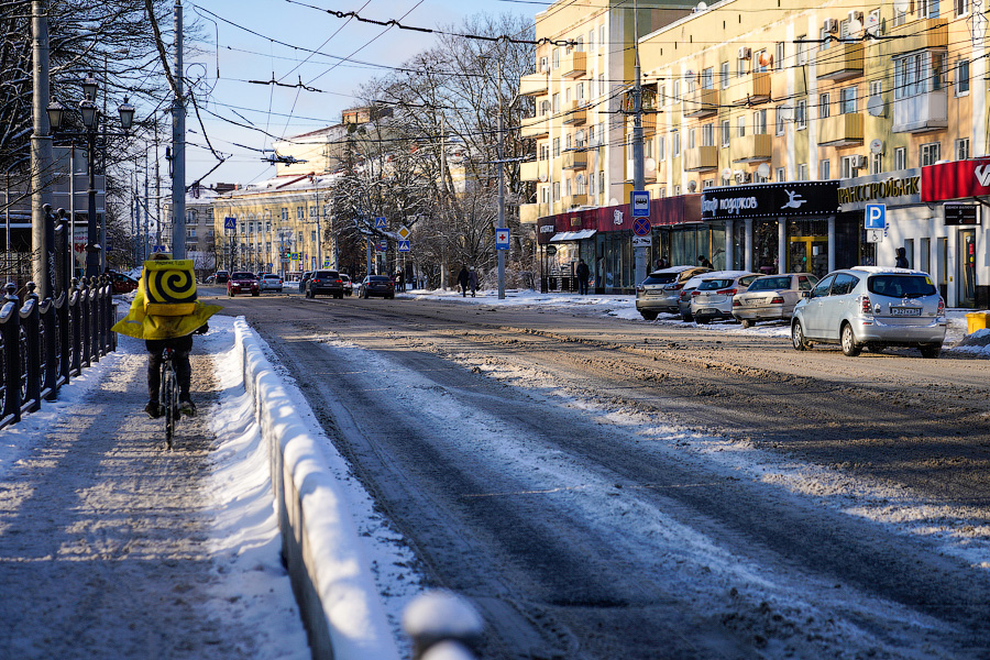 «Насладиться» зимой: во что превратились дороги в Калининграде после снегопада (фото)