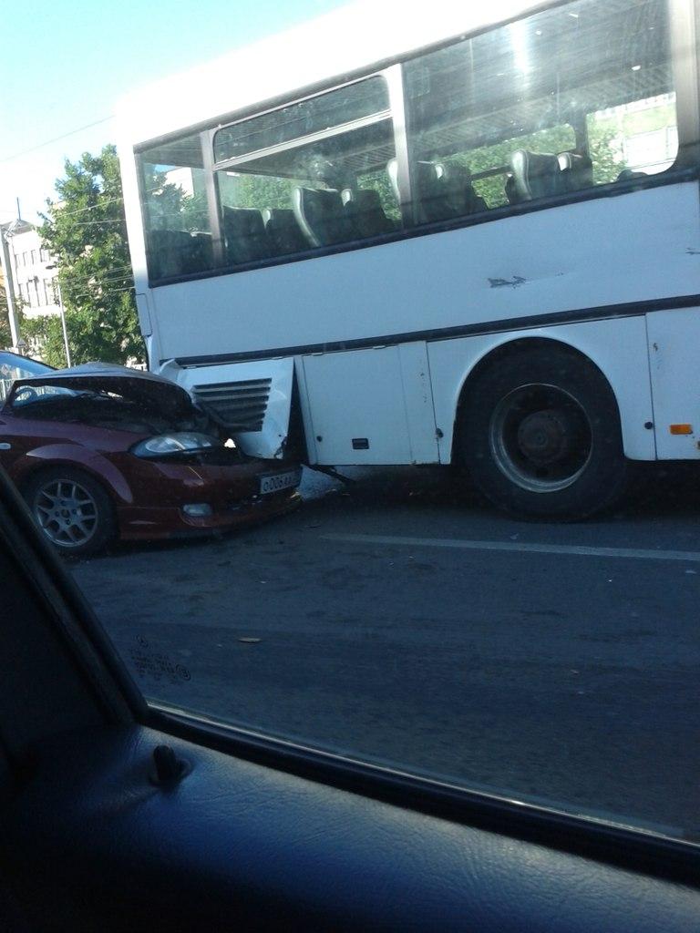 На второй эстакаде столкнулись автобус и «Шевроле Лачетти» (фото)