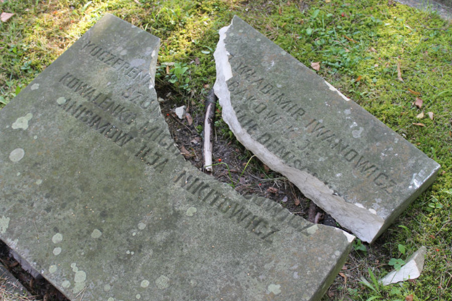 Вандалы разбили мемориальные плиты на кладбище советских воинов в польском Кельце (фото)