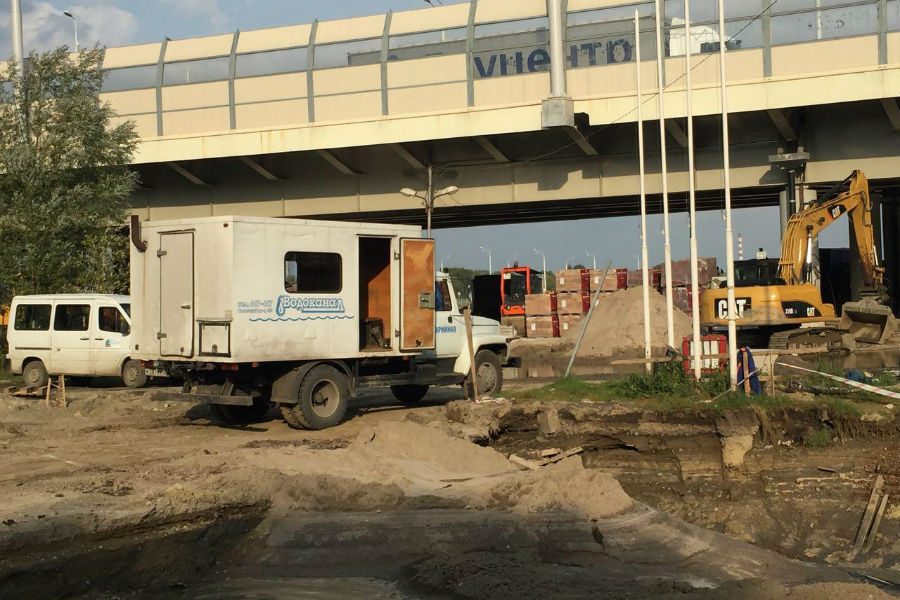 Остров невезения: строители опять устроили на Октябрьском потоп (фото)