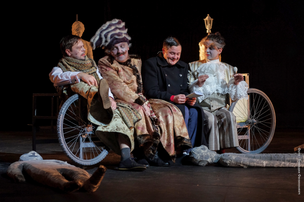 20 «мертвых душ» из поролона изготовили в драмтеатре для очередной премьеры