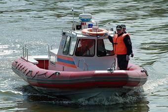 В День ВМФ спасатели доставили на берег лодку с женщиной и тремя детьми