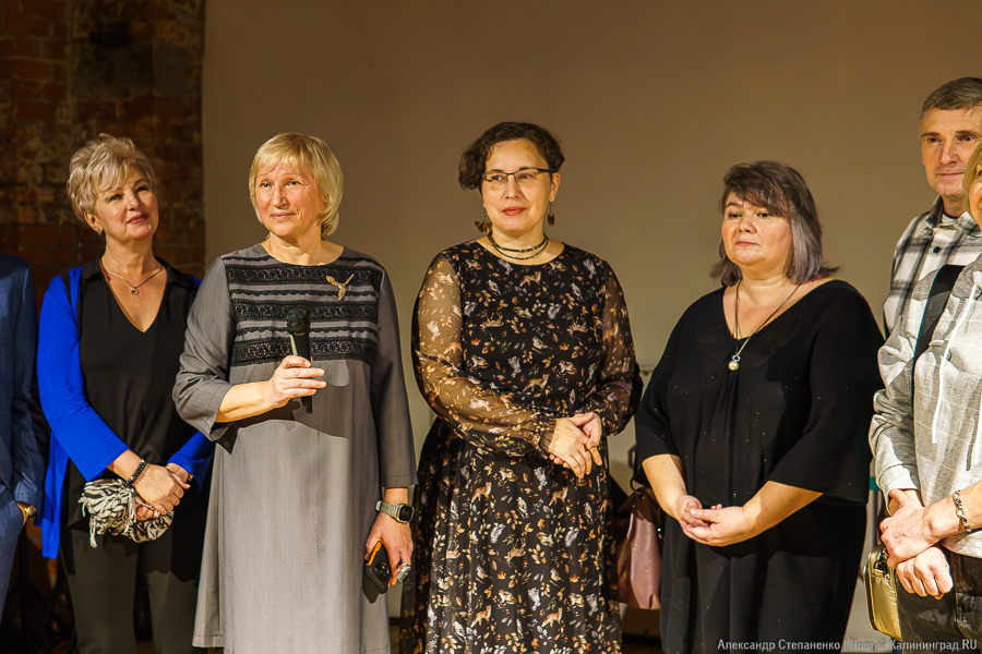 «О чем молчат деревья»: в Воротах открылась выставка, воспевающая придорожные аллеи (фото)