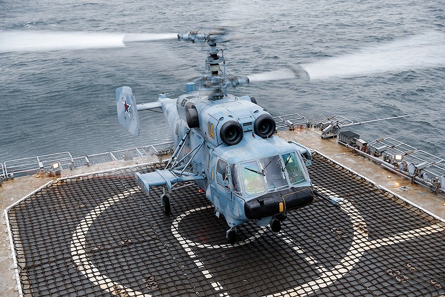 СМИ: разбившийся вертолет отрабатывал посадку на корабль