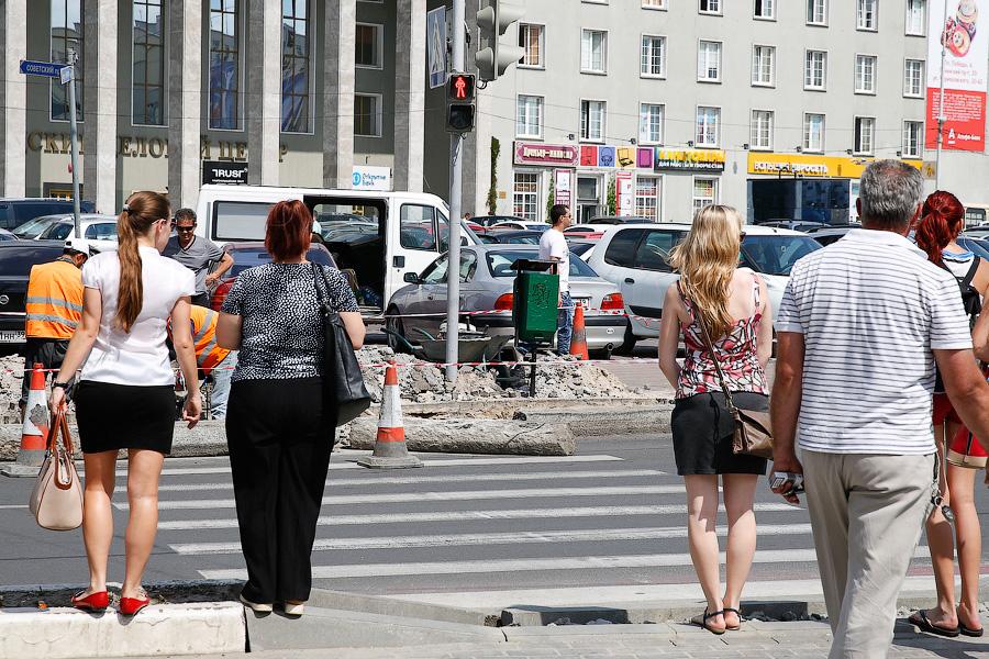 На площади Победы по поручению Ярошука выкапывают бордюры (фото)