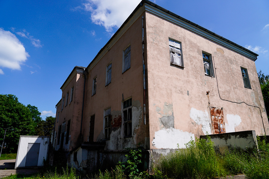 Усадьба разбитых окон: как выглядит Командный пункт 43-й армии перед реконструкцией (фото)