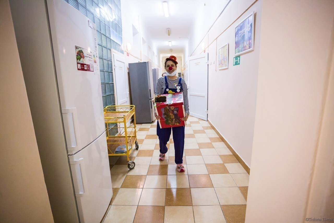 «Я не вижу болезни, я вижу детей»: зачем нужны клоуны в детской онкогематологии