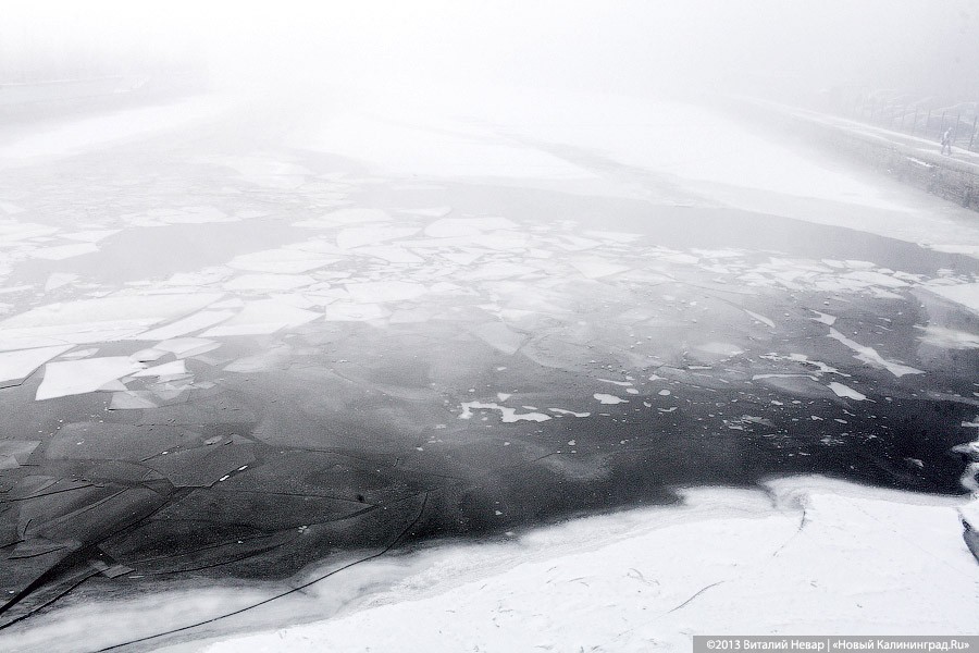 На льду Калининградского залива заблудился рыбак
