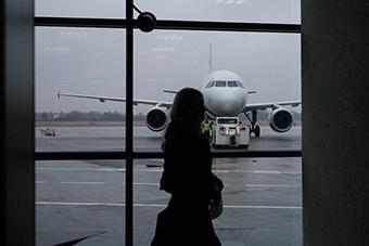 Социологи заметили у россиян снижение желания переезжать за границу  