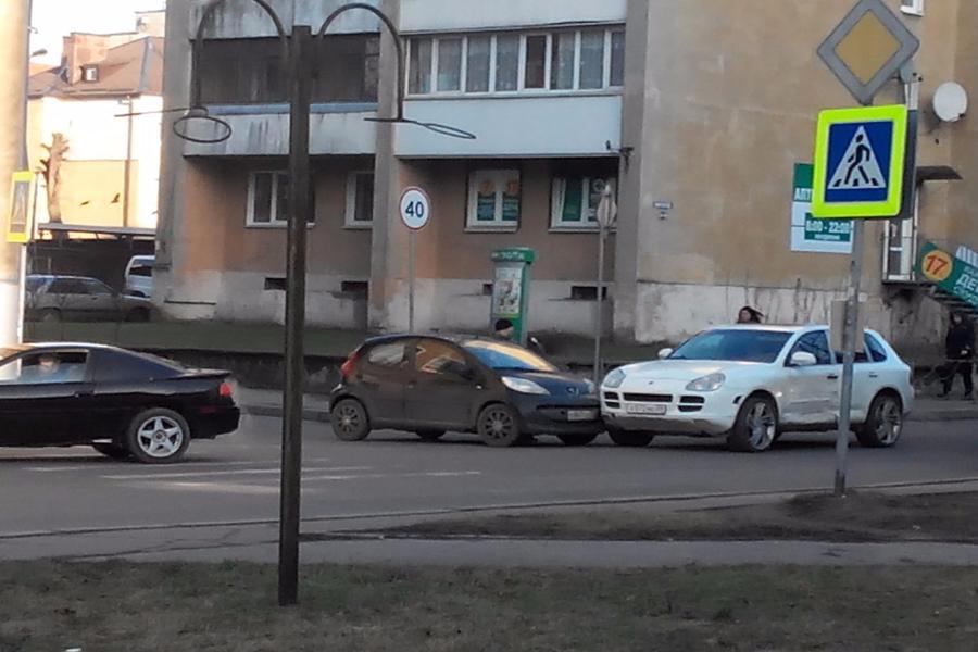 На ул. Фрунзе столкнулись «Пежо» и «Порш», собирается пробка (фото)