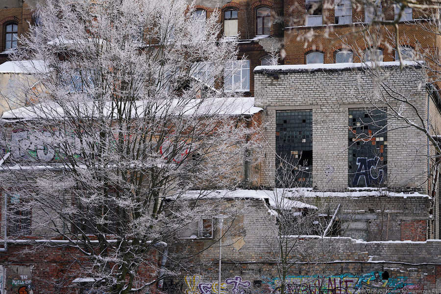 «Система» рухнула: на Нижнем озере ликвидируют строения аварийного завода (дополнено) (фото)
