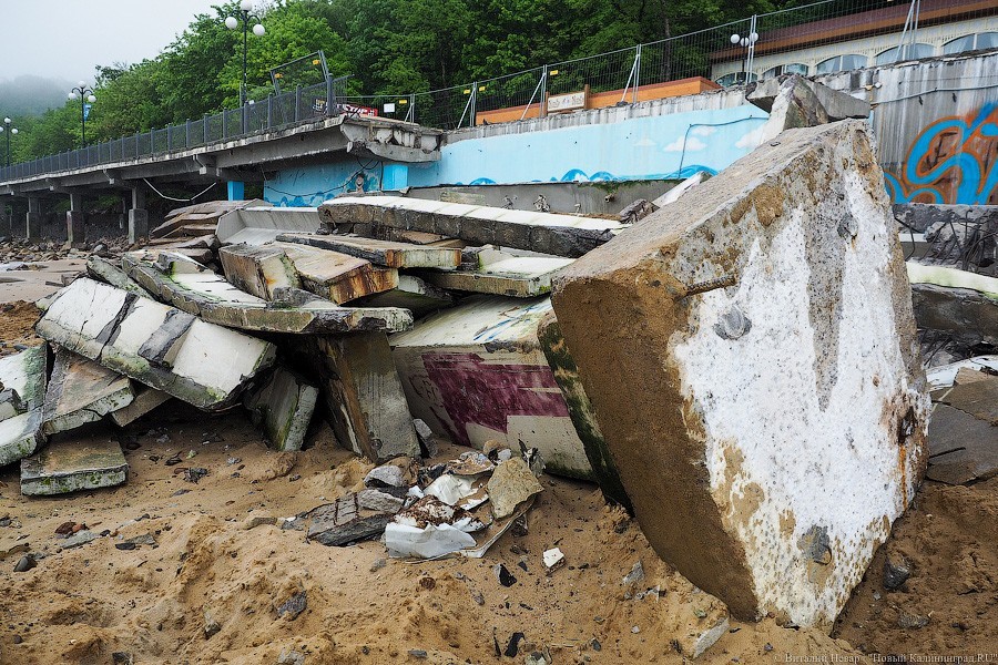 Обломки прошлого: как в Светлогорске разбирают старый променад (фото)