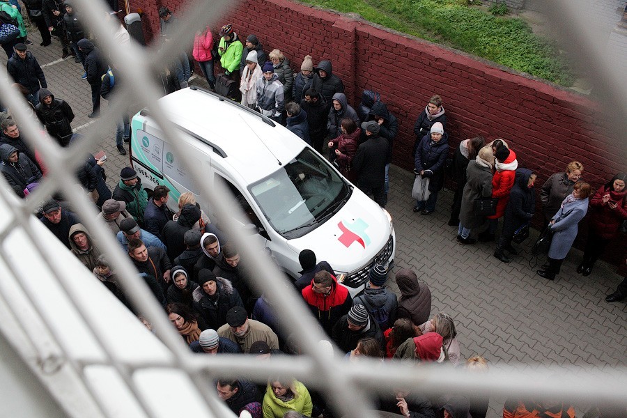 Чемпионат по очередям: что происходит перед наркодиспансером на Барнаульской