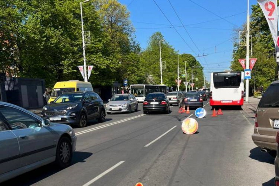 В Калининграде из-за ДТП с автобусом в больницу попала пенсионерка (фото)