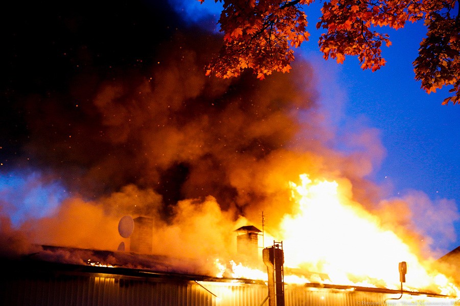 В Черняховске загорелся жилой дом, эвакуировано 40 человек (фото)