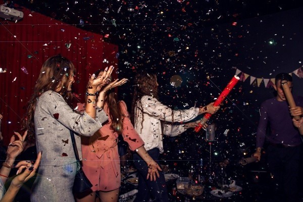 Куда сходить, если сидеть дома уже надоело: караоке и посиделки с друзьями