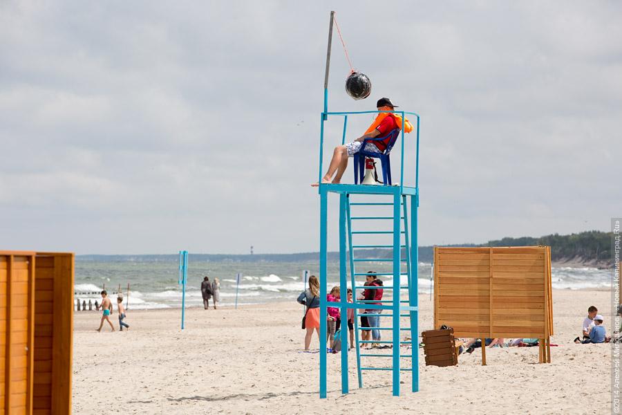 Машина «по потребности»: польский агрегат начал чистить песок на пляже Зеленоградска